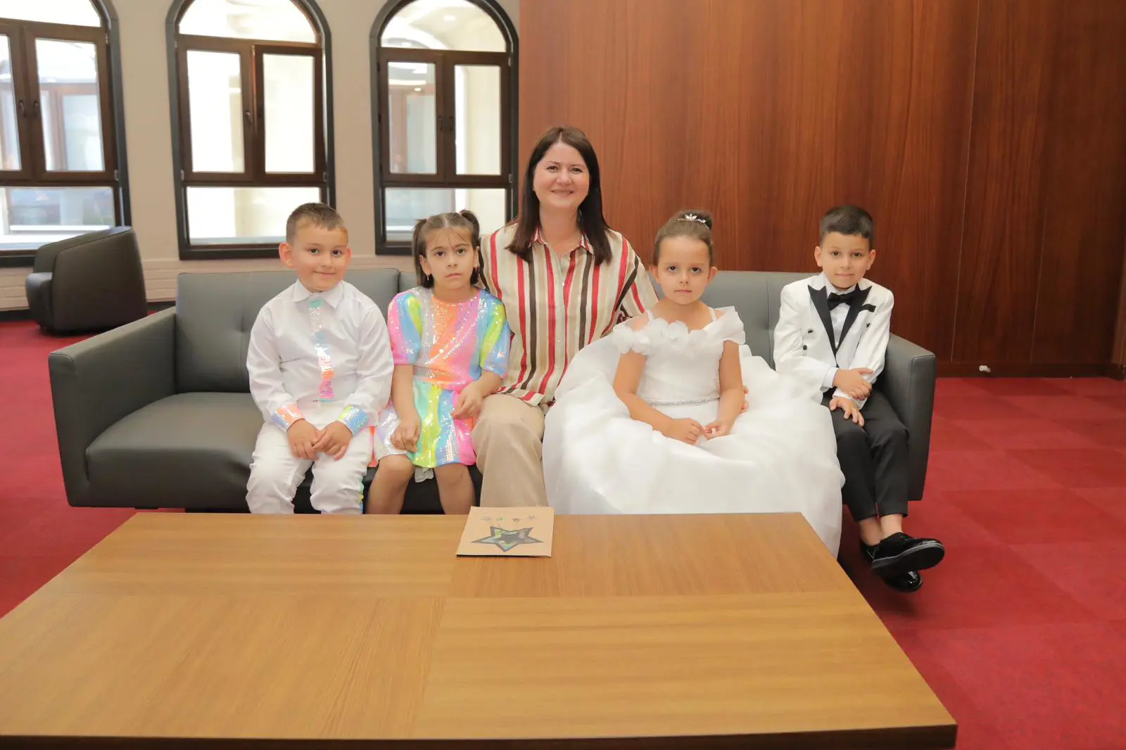 EDİRNE BELEDİYESİ ÇOCUK ETKİNLİK MERKEZİ ÖĞRENCİLERİNDEN RENKLİ YILSONU ŞENLİĞİ galeri görseli